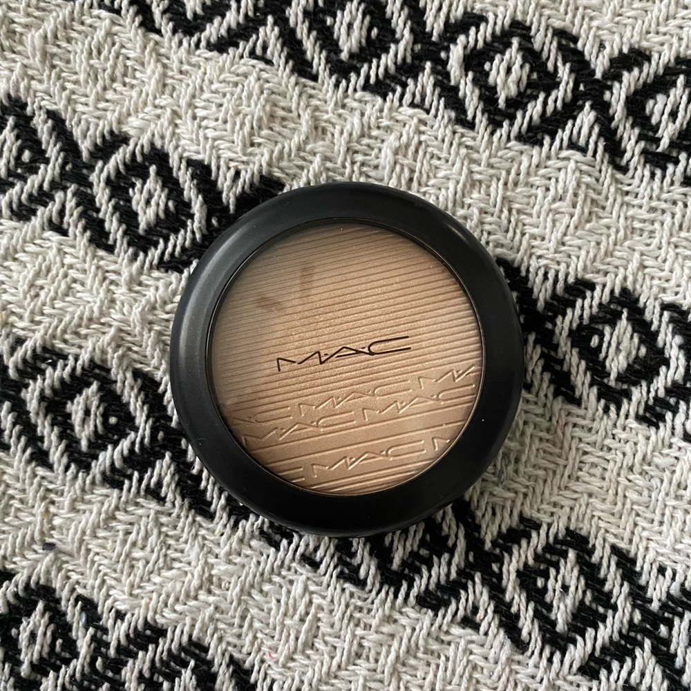 Mac double gleam extra dimension skinfinish
